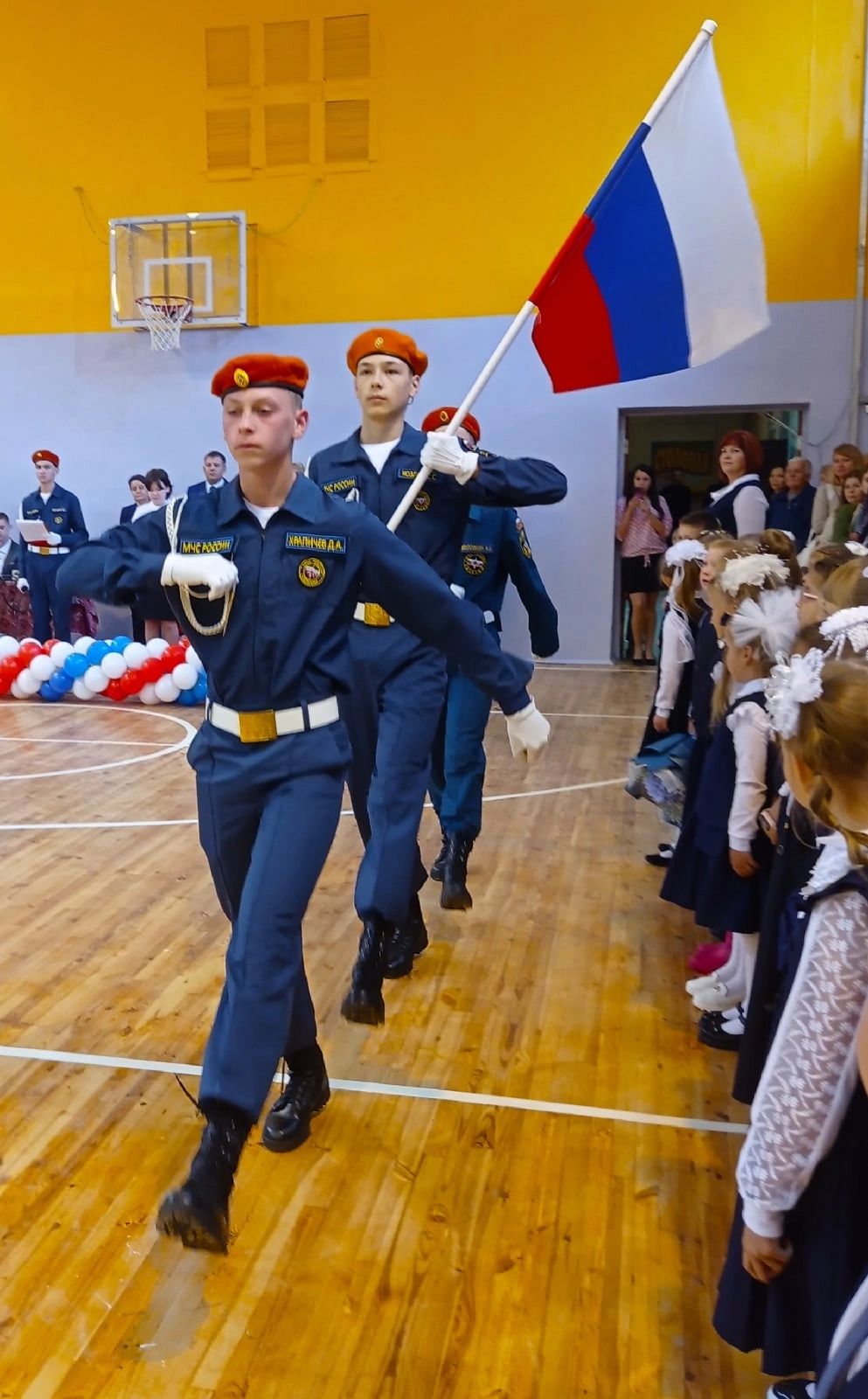 Кадуйская СШ (внос флага).jpg